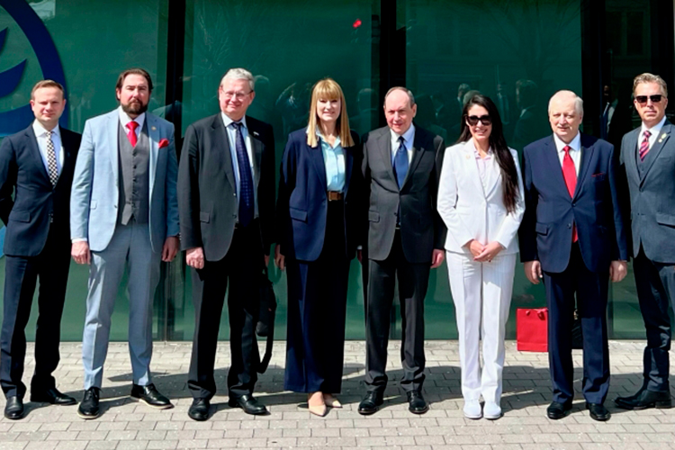 Михаил Делягин: «В самом начале встреч один бывший «морской котик», приглашенный Анной Паулиной Луной для контактов с нами, сказал: «Мы вам не друзья, даже не думайте»