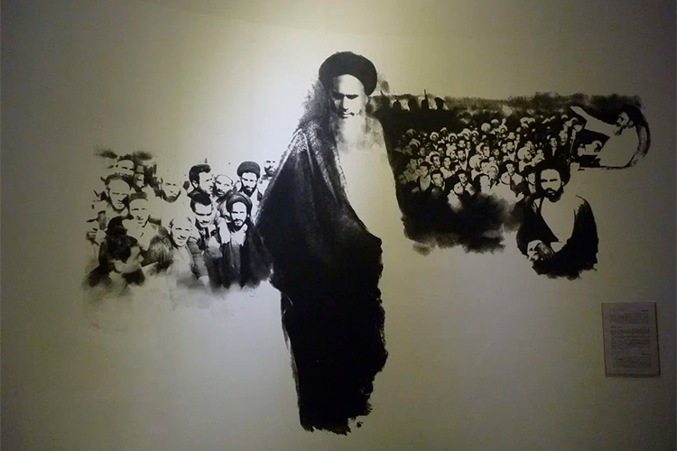 Инсталляция, изображающая Аятоллу Хомейни, в музее Священной обороны в Тегеране