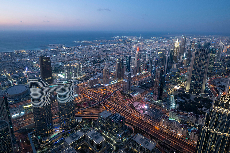 Война с Ираном обнажает авторитарный характер ОАЭ: власти стремятся контролировать информационную повестку конфликта, ограничить публикацию фото ракетных и дроновых атак и их последствий.