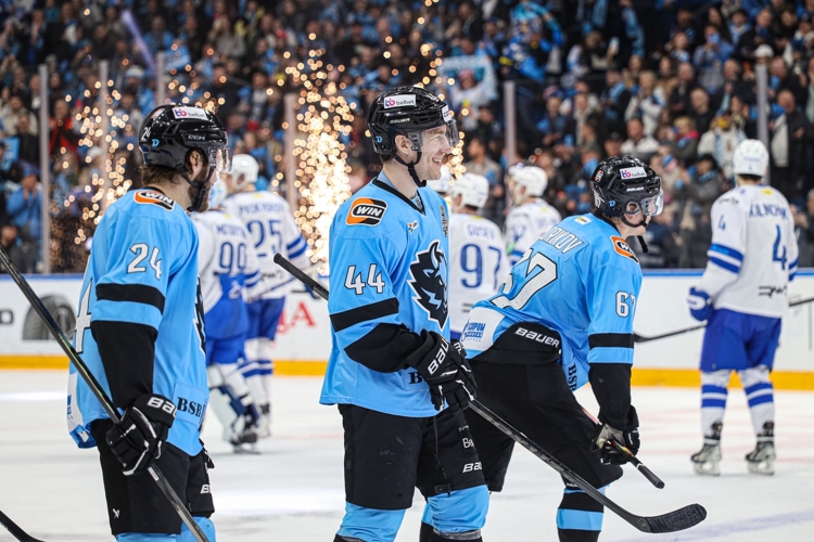 Вся оборона «Динамо» составлена из иностранцев (на фото &mdash; Алекс Лимож и Даррен Диц)