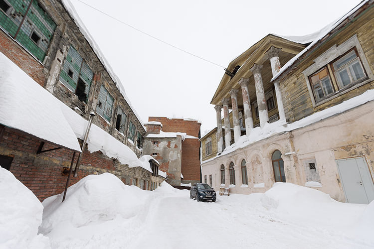 С виду кажется, что здание заброшено &mdash; дерево изрядно почернело, штукатурка первого этажа потрескалась, несколько окон выбиты. Но специалисты говорят, что в целом объект сохранился хорошо.