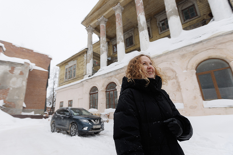 Марина Вилкова: «Все объекты фабрики воссоздаем в том виде, в каком вы видите их сейчас. Да, их строили в разное время, поэтому они прямо контрастируют друг с другом. Но тут хочется это сохранить, чтобы человек, заходя сюда, попадал будто в зазеркалье»