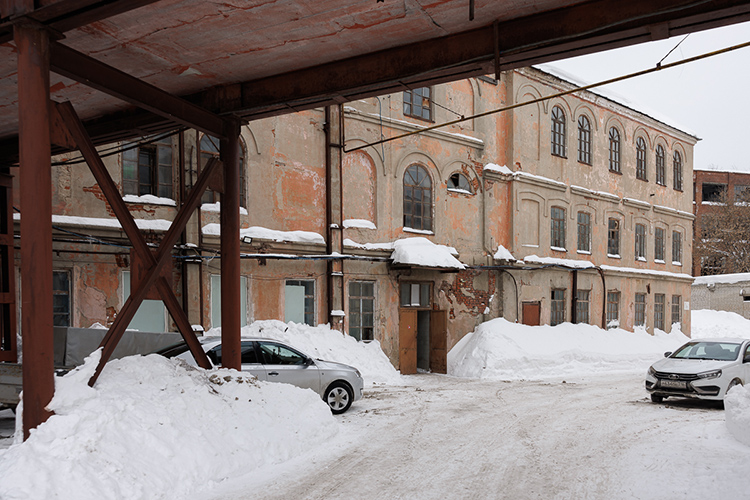 Почти впритык к дому Котелова находится красильно-отделочная фабрика &mdash; ее будут реставрировать в первую очередь