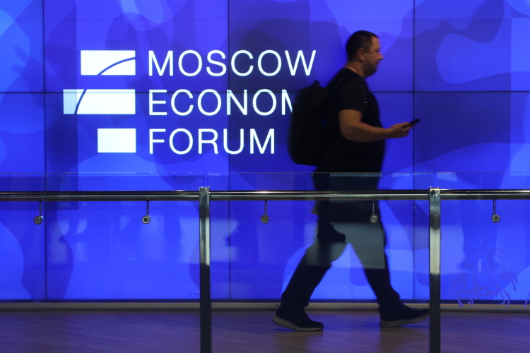 «Чиновники не идут к нам на форум, потому что мы живем с ними в разных мирах. Они живут в старой парадигме, которую впитали еще в 90-е годы, которую в них вдолбили Гайдар, Чубайс, Ясин и прочие «светочи» глобалистской мысли»