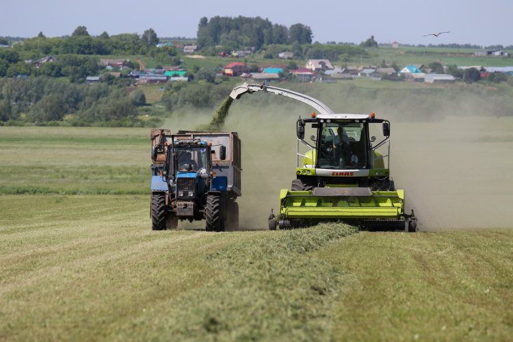 «Сегодня в России продается машин для сельского хозяйства в 2,5 раза меньше, чем продавалось в непростом 2023 году. И текущий год начался тоже с проблем &mdash; продажи на треть меньше, чем за аналогичный период 2025-го»