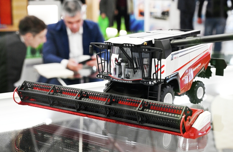 «Ростсельмаш» &mdash; это 6 площадок, они все в Ростовской области сосредоточены. Работают 14 тысяч человек. В 2020–2021 годах производили 6,5 тысячи комбайнов»