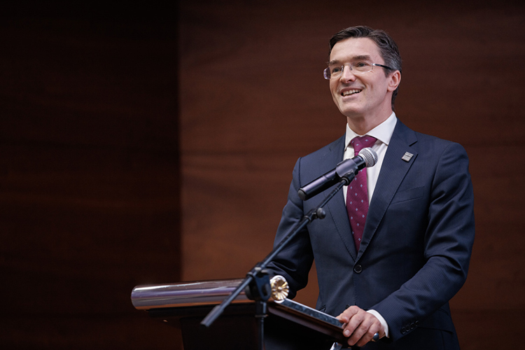  Ярким акцентом пленарного заседания стало выступление приглашенного спикера, декана юридического факультета, заведующего кафедрой конституционного права и директора Института проблем государственного языка Санкт-Петербургского государственного университета Сергея Белова 