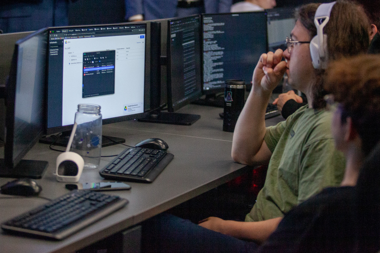 IT-отрасль, которая была на плаву благодаря государственным льготам и импортозамещению, дала трещину: компании сокращают людей, замораживают наем и продаются. С другой стороны, на нас движется эпоха ИИ, которая грозит еще сильнее поменять то, как люди работают и строят бизнес