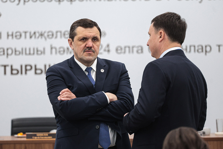 Шамиль Гафаров (слева) курирует ИТ-повестку много-много лет, через него проходят ключевые решения по назначениям и стратегическим проектам республики