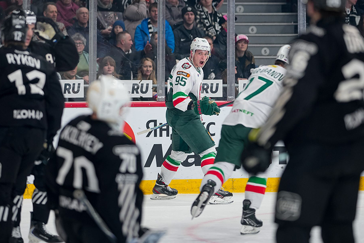 Артем Галимов &mdash; лучший снайпер и бомбардир команды, хотя за весь регулярный чемпионат забросил только 11 шайб