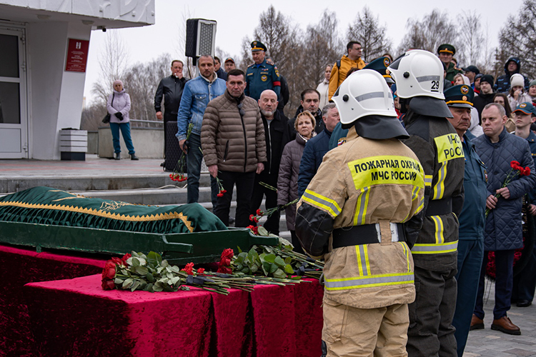 В субботу прошла траурная панихида у Дома народного творчества и по 27-летнему командиру отделения 29-й пожарно-спасательной части Марату Назипову