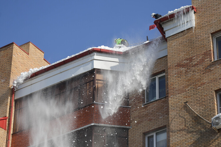 В этом году контроль за неубранными крышами впервые осуществлял в автоматическом режиме &mdash; на служебные авто ставились камеры, которые несколько раз в сутки фиксировали проблемные места