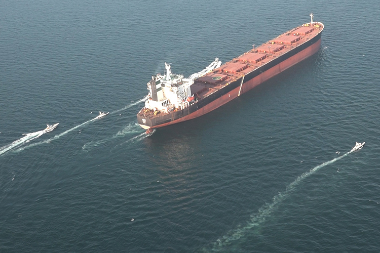 За последние сутки через пролив с разрешения Ирана прошли 15 судов, передает иранское агентство Fars