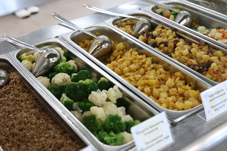 Первое &mdash; это закупки продуктов питания. Компания заключила три договора на общую сумму примерно в 11 млн рублей &mdash; все с одним и тем же поставщиком