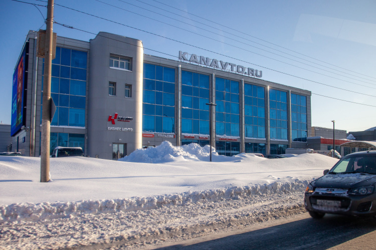 Продолжая автомобильную тематику, у сотрудника «Татагролизинга» поинтересовались, почему неконкурентным способом была проведена закупка по техобслуживанию в «КАН Авто» на 200 тыс. рублей и ряд иных договоров по техобслуживанию автомобилей и техники