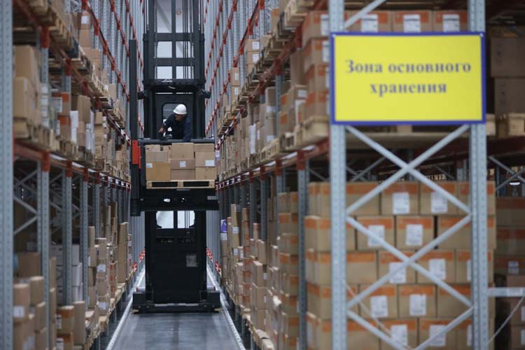 Спорным оказался и порядок заключения договоров аренды недвижимости (по трем договорам за 2025–2026 годы на общую сумму 14 млн рублей). Речь идет, в частности, о складах, которые используются при исполнении контрактов