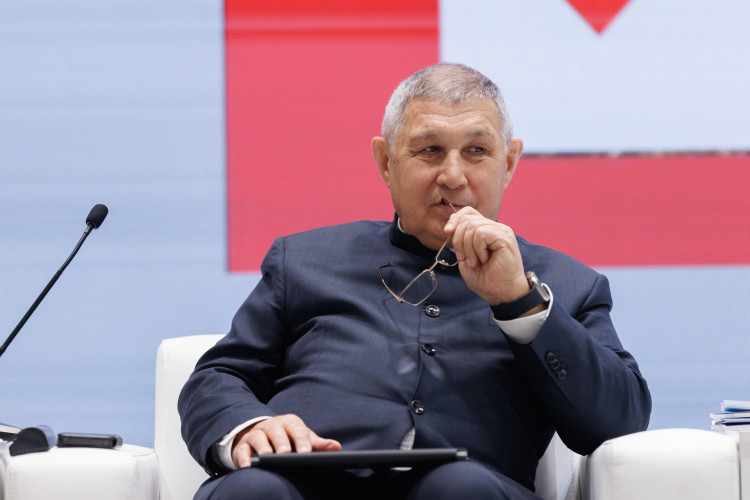 Рифкат Минниханов, у которого руководство Академии наук Татарстана сейчас занимает много времени, все еще очень глубоко погружен в ИТ