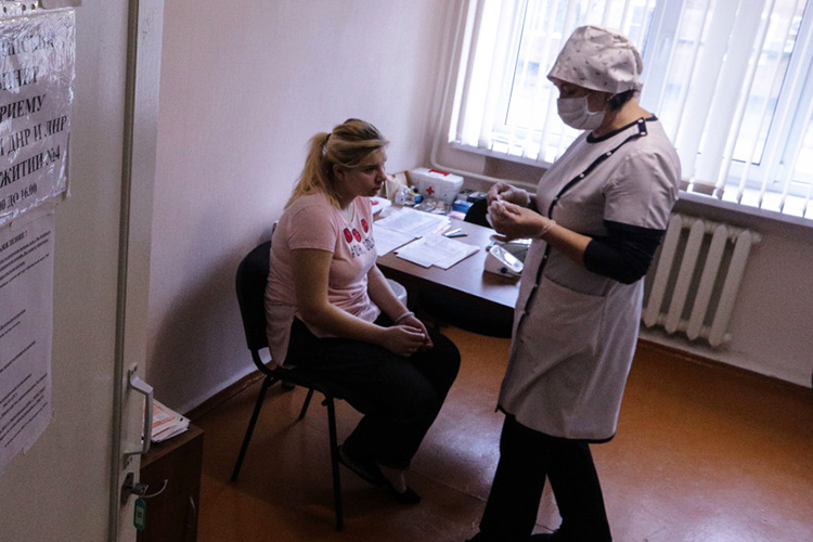 По правилам ФАП должен обслуживать население от 100 до 900 человек, но на сегодня 27 ФАПов обслуживают население менее 100 человек, поскольку почти везде идет убыль населения