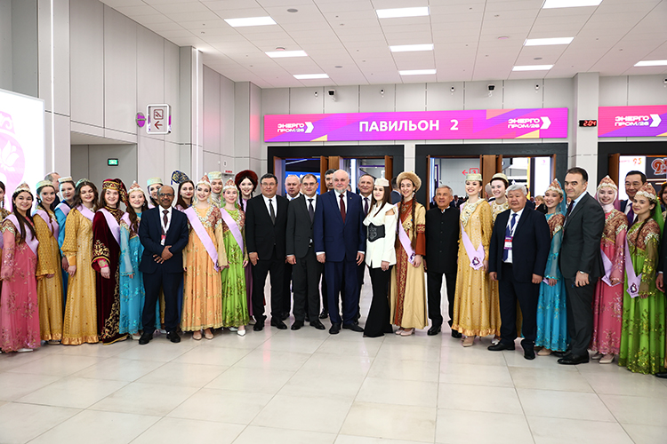 Гостей перед церемонией открытия встречали 30 финалисток Культурно