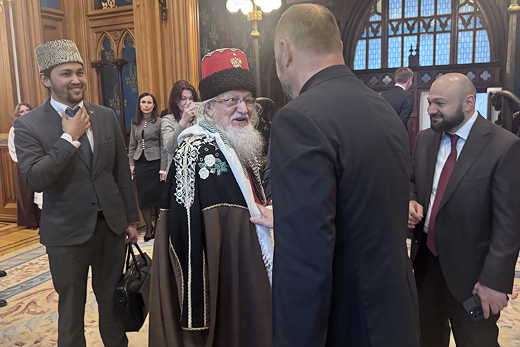 Духовный лидер &mdash; председатель центрального духовного управления мусульман России (ЦДУМ) Талгат Таджуддин