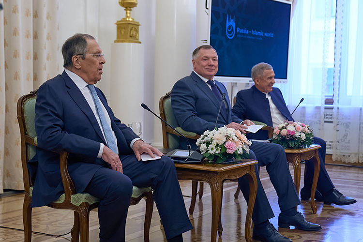 В президиуме разместились вице-премьер РФ Марат Хуснуллин, министр иностранных дел РФ Сергей Лавров и раис РТ Рустам Минниханов