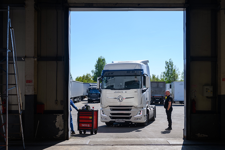 За 2024 год в Россию ввезли более 85 тыс. единиц только китайской грузовой техники. Для сравнения: общие продажи новых крупнотоннажных грузовиков по итогам 2025-го составили 46,9 тыс. единиц