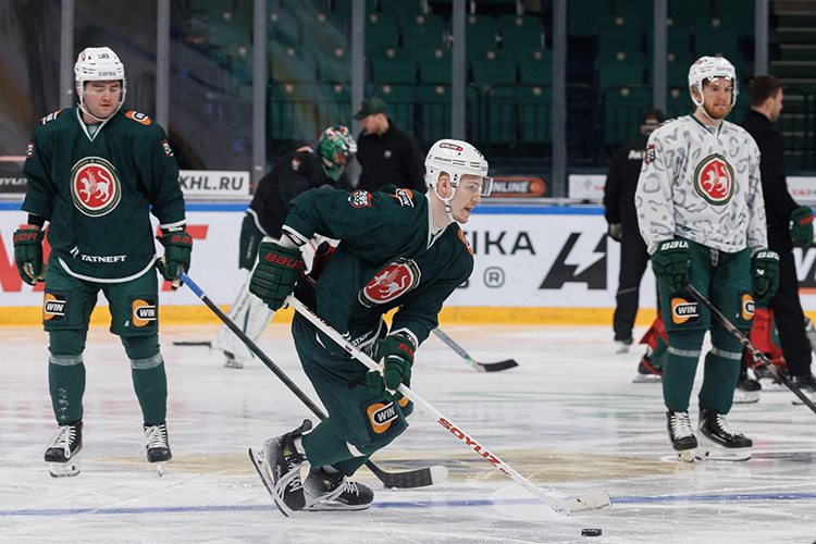 «Ак Барс» больше часа занимался на льду, Гатиятулин делал упор на быстром выходе из зоны и прохождении средней