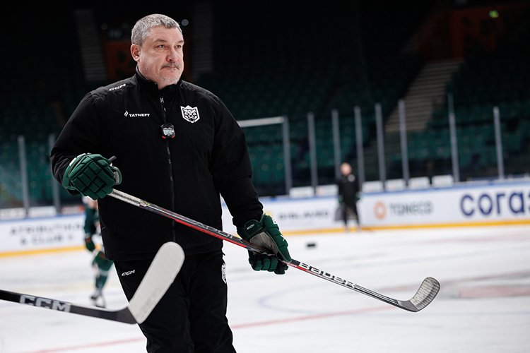 Главный тренер постоянно просил подопечных все делать быстрее и несколько раз взвинчивал темп по ходу тренировки