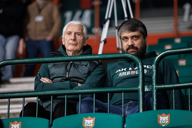 Зинэтула Билялетдинов традиционно был вместе с командой: сначала поприветствовал каждого игрока возле скамейки перед выходом на лёд, а затем наблюдал за ледовым занятием с трибуны вместе с генеральным менеджером Маратом Валиуллиным