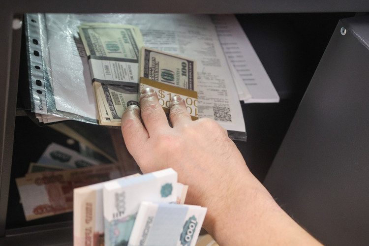 При получении части суммы задержали сотрудника полиции Челнов, после чего дело возбудили и в отношении Ганиевой