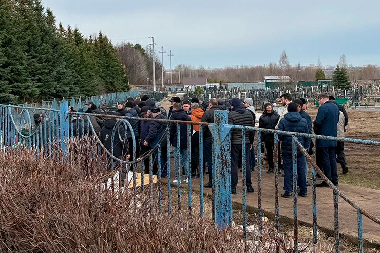Прощание с рабочими проходит непублично. В основном собираются те, кто близко знал их
