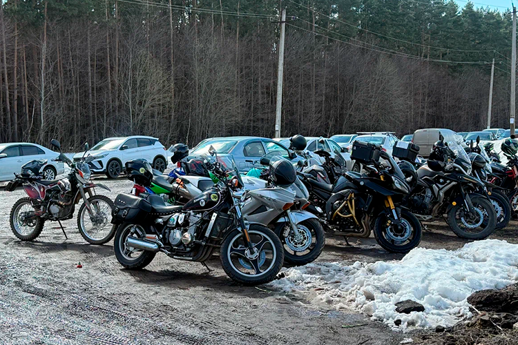 Рядом припарковались десятки мотоциклов &mdash; Салтыков был байкером, его приехали проводить друзья из мотосообщества Free Riders, которые проехали мотоколонной до самого кладбища