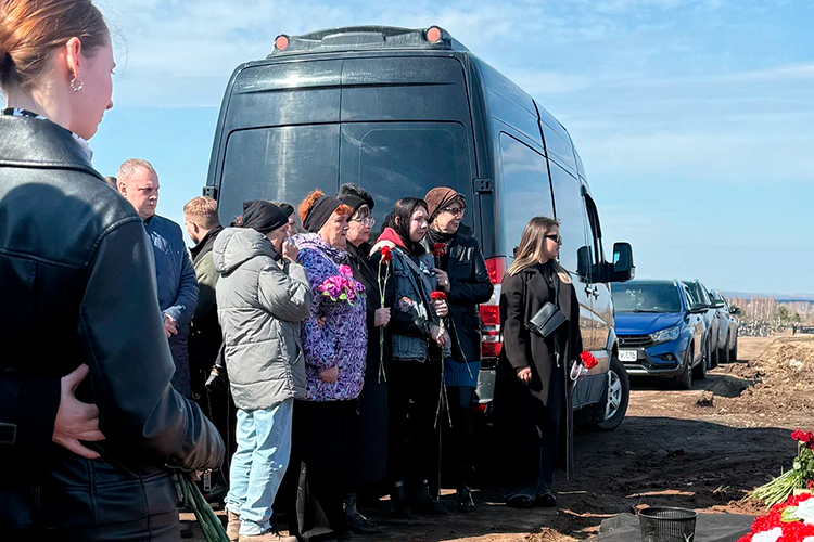 Сравнительно много людей пришло проститься с самым молодым погибшим &mdash; 30-летним Александром Салтыковым, ведущим специалистом службы по капитальному строительству НКНХ