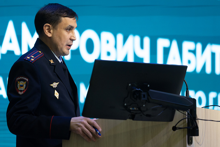 По словам начальника управления МВД России по Казани Рината Габитова, количество преступлений, совершаемых несовершеннолетними через интернет, увеличилось