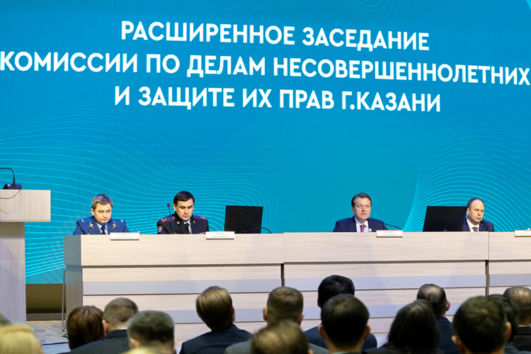 Городские власти собрались накануне на расширенное заседание на расширенном заседании городской комиссии по делам несовершеннолетних