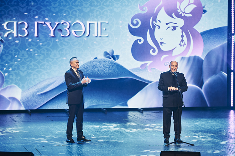 Марат Ахметов (справа): «Здесь собрались наши талантливые девушки, которые своим поведением и внутренним миром отражают лучшие черты татарского народа. Через свой талант вы передаете будущим поколениям национальные традиции и родной язык»