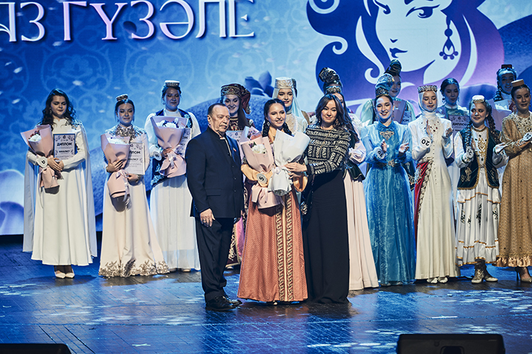 Кроме титулов 10 суперфиналисткам, вручены 3 спецноминации и приз зрительских симпатий. Азалия Бакирова из Владивостока стала «Ин ягымлы кыз»