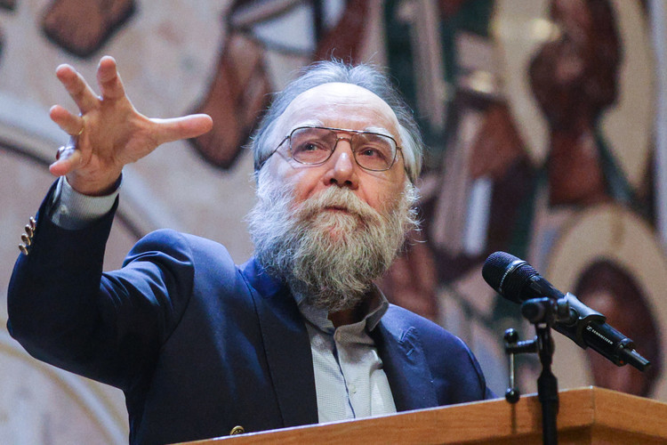 «Не исключено, что это тактический ход, чтобы усыпить бдительность Ирана», &mdash; рассуждает Дугин в своем телеграм-канале