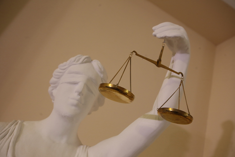 В зарубежных судах, по его словам, о суверенности и беспристрастности правоприменения говорить не принято. В условиях политизации международных споров российская юрисдикция является пространством, где конфликты рассматриваются прежде всего как юридическая категория, а не как элемент геополитики