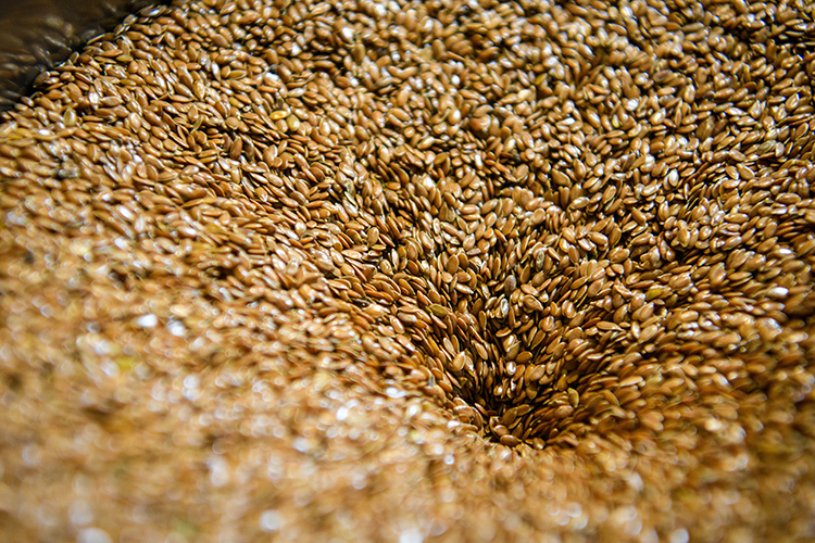 Новосибирский предприниматель заключил контракт с немцами на поставку семян льна, согласившись на британское право и лондонский арбитраж. Из-за засухи поставка сорвалась. Итог: россиянина обязали выплатить $600 тыс. убытков и почти 4 тыс. евро издержек