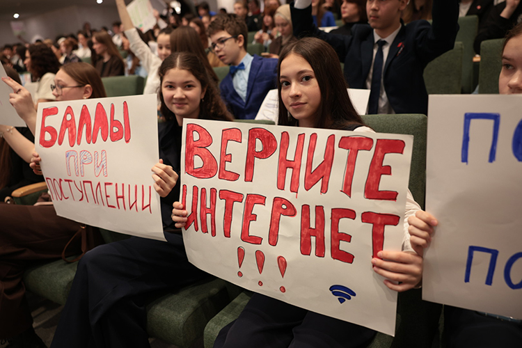 Мэр реагировал на плакаты, которые показывали дети, и первым делом прокомментировал баннеры с призывом «Верните интернет»