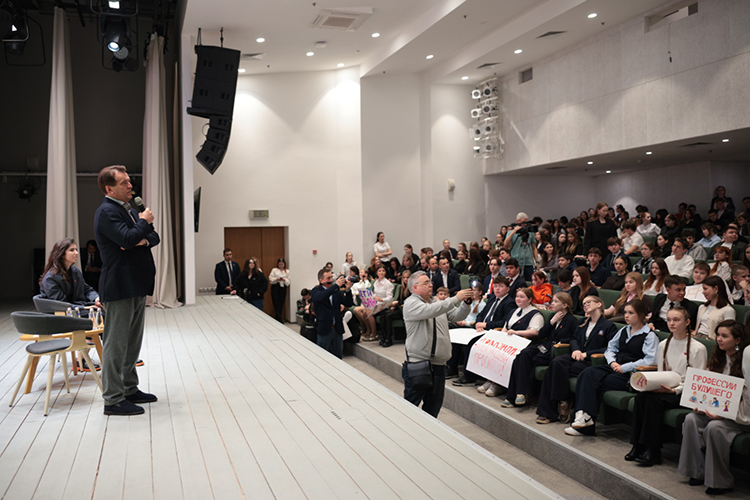 Актуальным оказался вопрос про цены на недвижимость и как молодежь может купить свою квартиру. Мэр порекомендовал быть лучшим в своей сфере и получать достойную зарплату, тогда появится и квартира