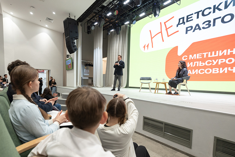 По словам Метшина, власти Казани одними из первых в стране приняли практику советоваться с жителями прежде, чем что-то делать. В качестве примера прозвучала программа «Наш двор»