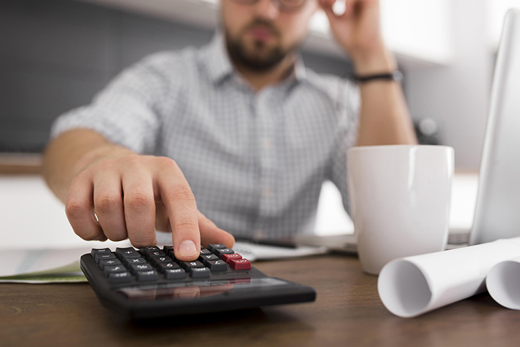 К крупным юрфирмам, занимающимся потоковым ведением процедур банкротства физлиц, эксперты относятся с осторожностью. Их порой трудно отличить от «раздолжнителей», грань между ними иногда очень тонка, но она есть