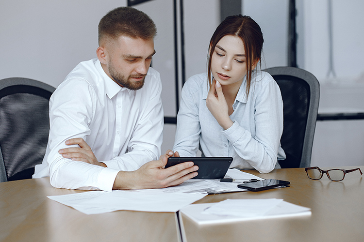 При входе в процедуру банкротства стоит учитывать расходы как на юриста, так и на саму процедуру: внесение депозита на оплату услуг финуправляющего (25 тыс. рублей), оплату публикаций в ЕФРСБ, отправку корреспонденции и др. (примерно те же 25 тыс. рублей)