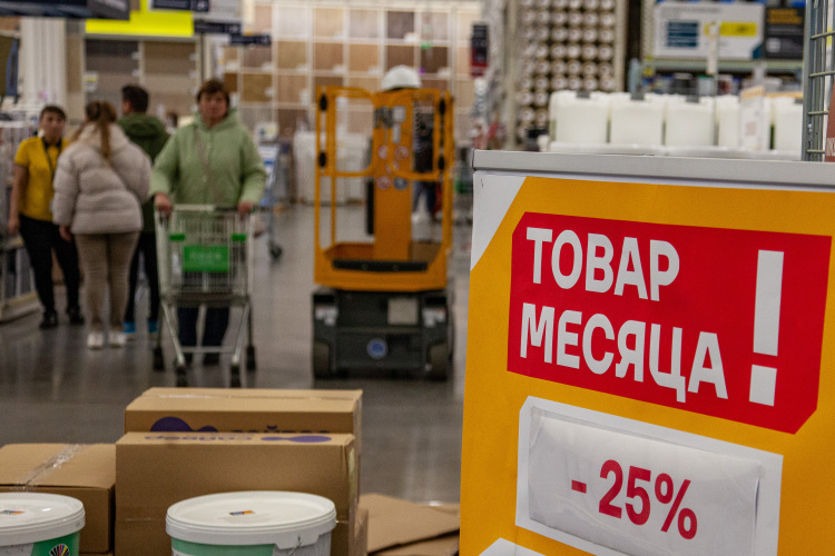 Слабая динамика оборота торговли говорит о том, что у татарстанцев произошло перераспределение расходов, а также указывает на сберегательную модель поведения населения, несмотря на рост зарплат