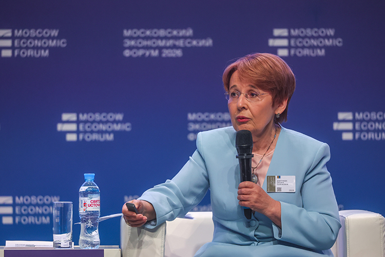 Дмитриева раскритиковала то, что ЦБ подавляет кредитную эмиссию, сделав кредит дорогим и недоступным. При этом банки должны на что-то жить, поэтому кредитная эмиссия фактически компенсируется бюджетной эмиссией