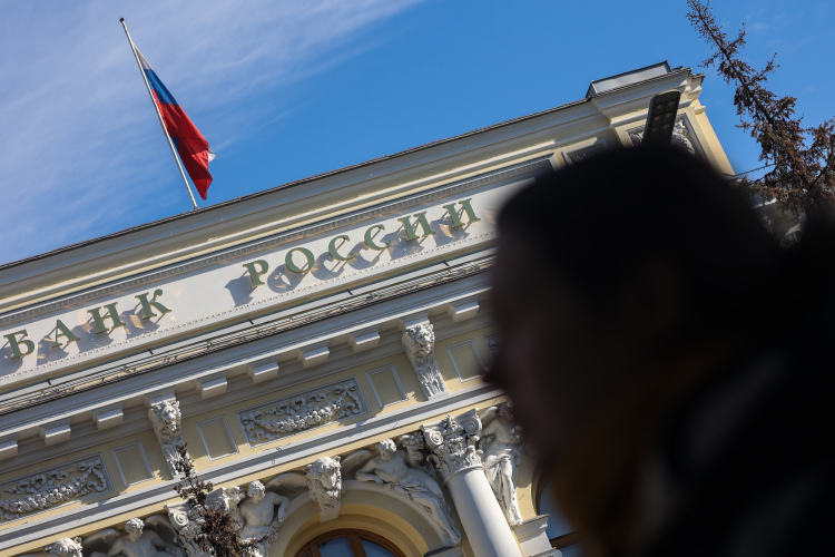 Завершали дискуссию советами Центробанку. Щербаков заявил, что начал бы с повышения монетизации экономики, Чепухин предложил установить «ключ» 3%, и тогда, по его словам, «банки завалят деньгами»