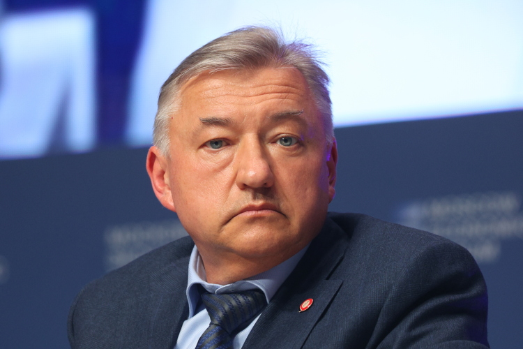 По словам Боглаева, когда говорят, что ВВП вырос на 1 или 2%, при этом реальное производство падает на 30-50%