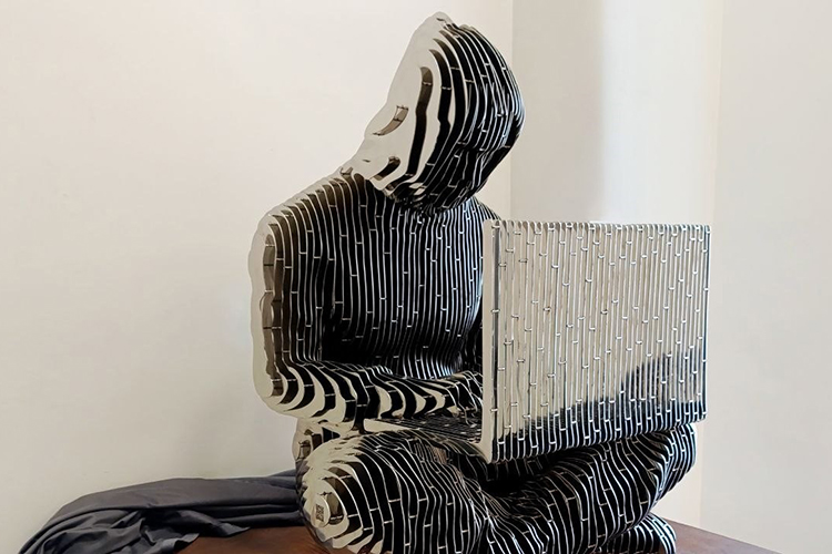 В казанской галерее современного искусства «БИЗОN» пройдет презентация скульптуры «Сатоши Накамото» итальянской художницы Валентины Пикоцци. В России этот арт-объект покажут впервые